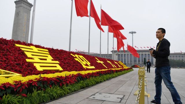 天安门广场上,庆祝十九大召开的花坛