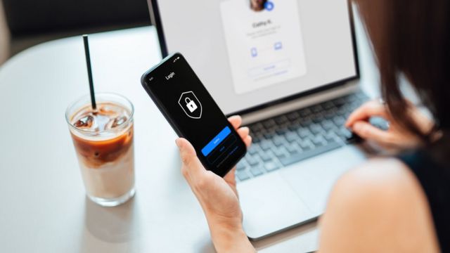 ஒரு செயலி, வழங்கக்கூடிய சேவைக்குத் தேவைப்படும் தகவல்களைத் தாண்டிய வேறு தகவல்களைக் கேட்கும்போது, கடுமையாக தணிக்கை செய்யவேண்டும்