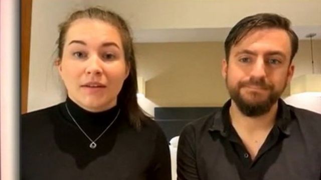 Emily Mennie ve Owen Hancock karantinada tutuldukları otel odasında