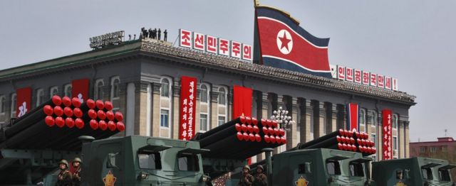 朝鲜平壤金日成广场太阳节阅兵式上的导弹发射车（资料图片）