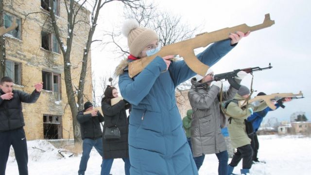 Хтось намагається не думати про загрозу війни, а хтось пішов на військовий вишкіл