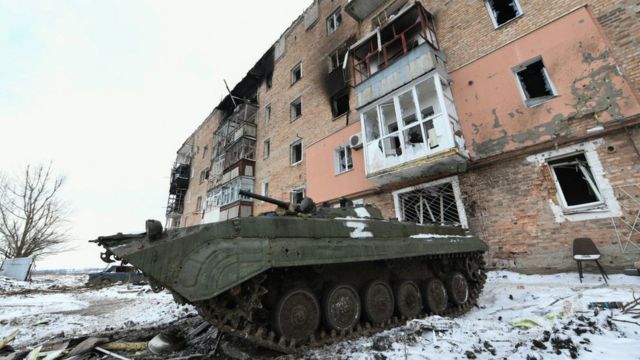 دبابة في منطقة سكنية في مدينة دونتيسك