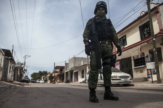 Un soldado vigila una calle en Sinaloa