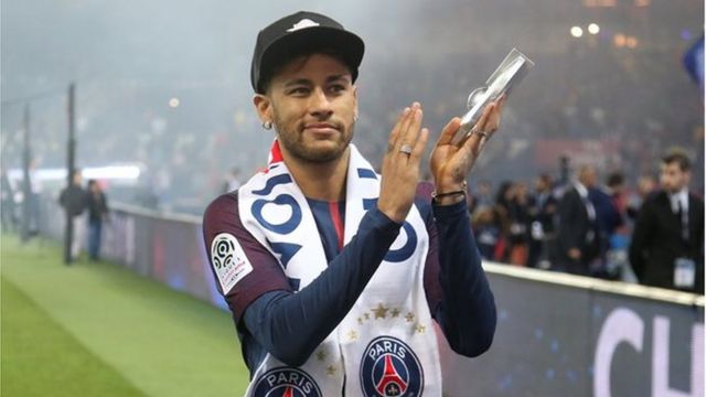 Neymar ăn mừng chức vô địch với PSG hồi tháng 5 nhưng vẫn tuyển bố rằng không cảm thấy hạnh phúc.