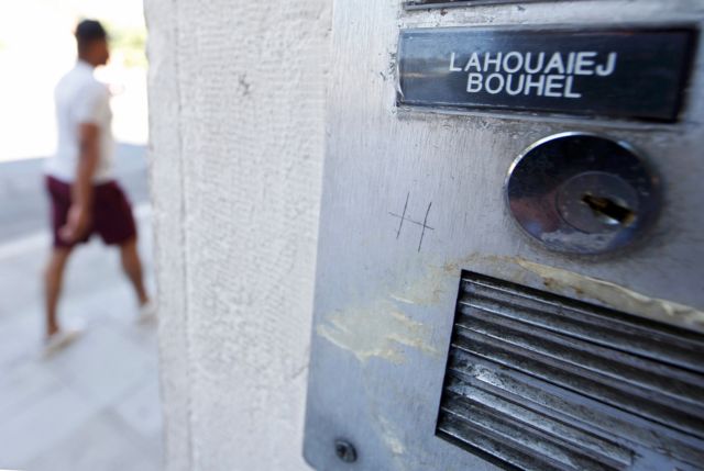Una placa con el nombre Lahouaiej Bouhlel