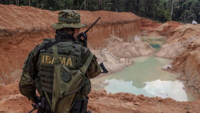 Grupo Especializado de Fiscalização (GEF) do Ibama desativa garimpos ilegais nos parques nacionais do Jamanxim e do Rio Novo, no Pará