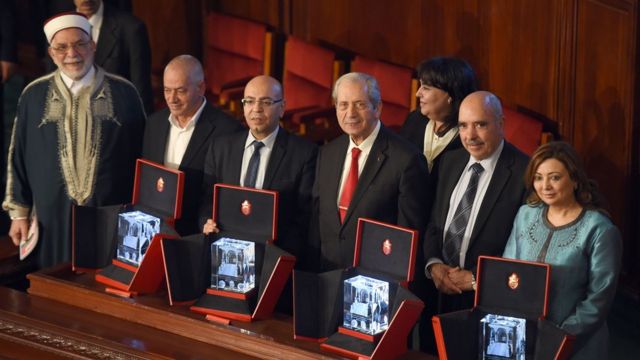 Lo representantes del Cuarteto para el Diálogo Nacional en Túnez con la medalla del Nobel de la Paz.