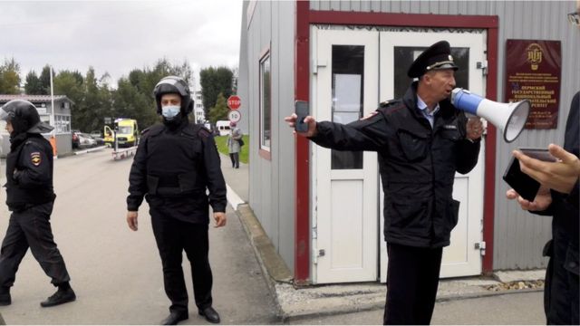 kampüs girişinde polisler