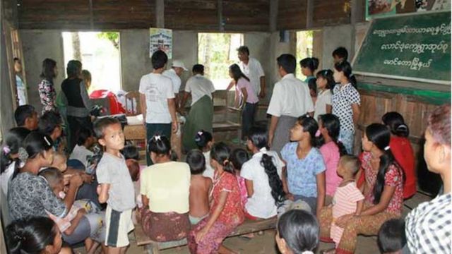 နေထိုင်ဖို့နဲ့ လုပ်ကိုင် စားသောက်ဖို့ အခက်အခဲရှိလာတဲ့အပြင် မြန်မာနိုင်ငံမှာ နေထိုင်ဖို့ အိုးအိမ်တွေ ပေးနေတာကို သတင်းရတာကြောင့် ထွက်လာ
