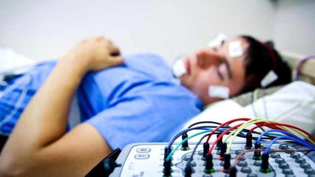 Спать менее семи часов сна в сутки может быть вредно для здоровья
