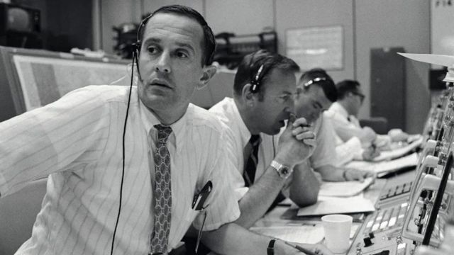 Чарльз Дюк в центре управления полетами во время экспедиции “Аполлон-11”