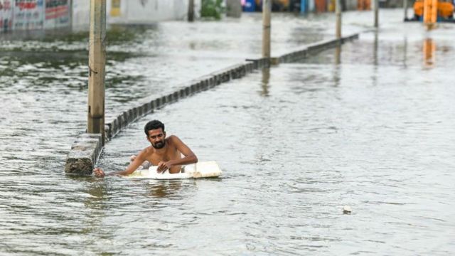 வெள்ளம் சூழ்ந்த சாலை 