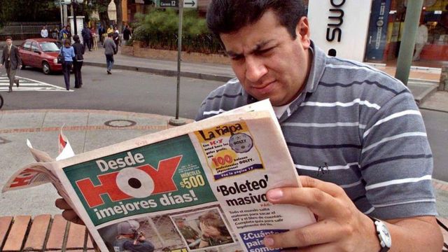 Hombre leyendo un periódico