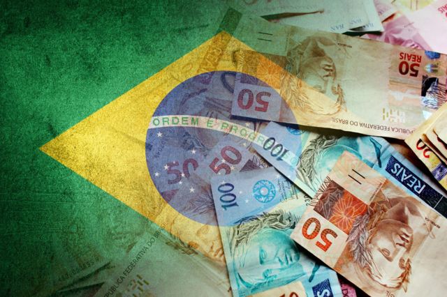 Bandeira do Brasil e notas de real brasileiro