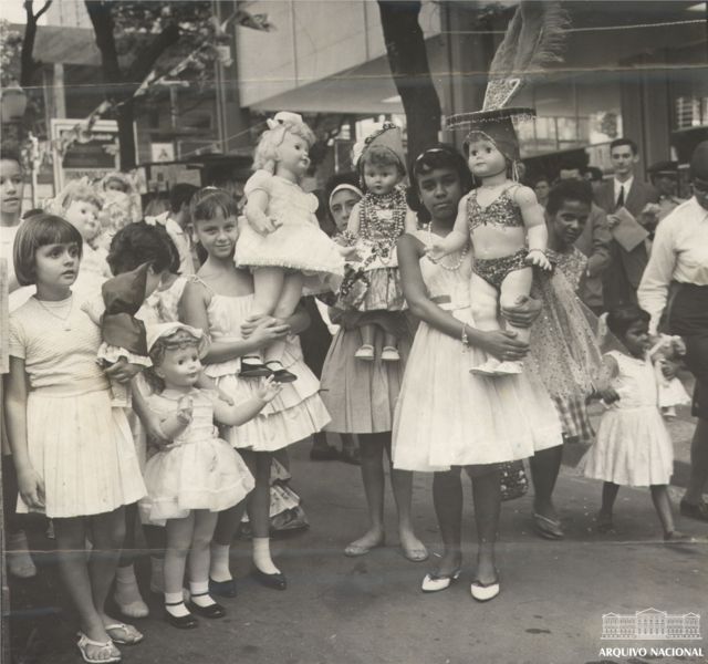 Desfile de bonecas ocorrido no centro do Rio em 1962