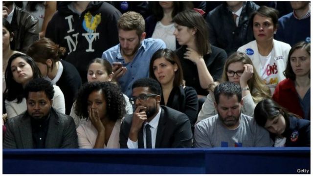 La déception se lit sur les visages des partisans de la candidate démocrate.