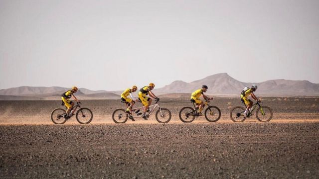 Álex Roca en bicicleta en una competición