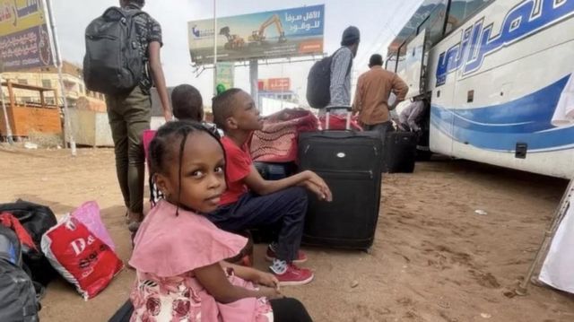 Hartum'dan ayrılmayı bekleyen siviller