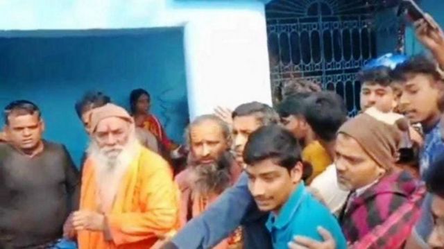 குழந்தை கடத்துபவர்கள் என்ற சந்தேகத்தில் துறவியை அடித்து உதைத்த மக்கள்