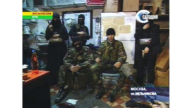 В центре этого снимка — Мовсар Бараев с сообщниками во время теракта. Сделать небольшое интервью с ним смогли корреспонденты НТВ, которым разрешили зайти в здание театрального центра