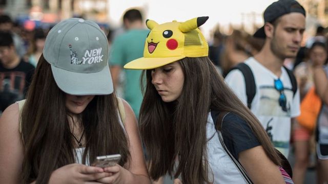 Dos jóvenes jugando Pokémon Go