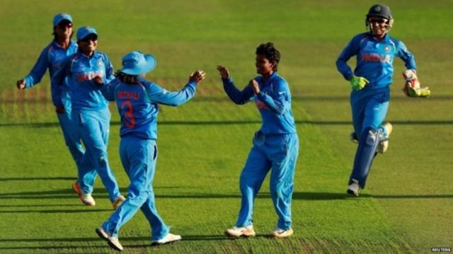 जीत का जश्म मनाती भारतीय टीम