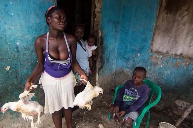 Dominicanos de ascendencia haitiana en un de los 21 bateyes, comunidades alrededor de plantaciones de caña de azúcar, que rodean Tamayo, República Dominicana, el 13 de octubre de 2013.