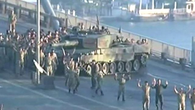イスタンブールのボスポラス橋を封鎖していた兵士たちが、手をあげて投降する