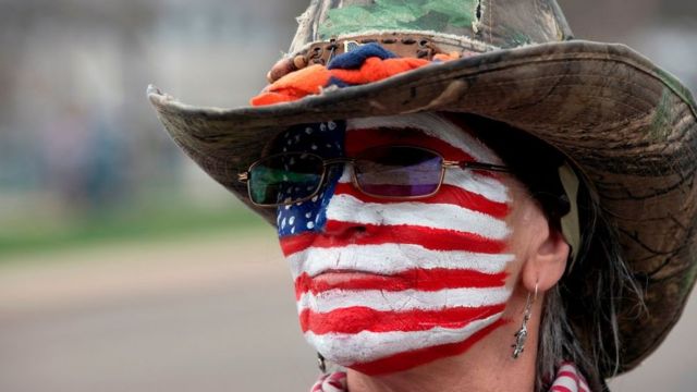 Mujer con la bandera de EE UU pintada en la cara, Denver, Colorado, abril 2020.