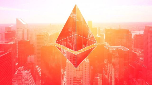 Logo de Ethereum sobre una ciudad.