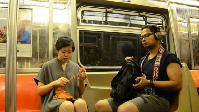 Mulher tricota no metrô