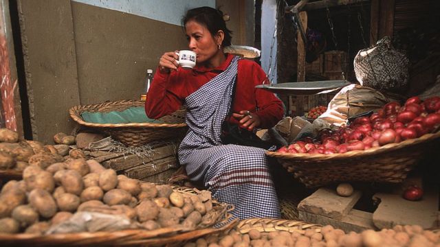 सब्जियाँ बेचते एक महिला