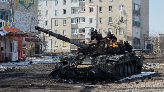 顿涅茨克沃尔诺瓦卡市一辆被烧毁的坦克