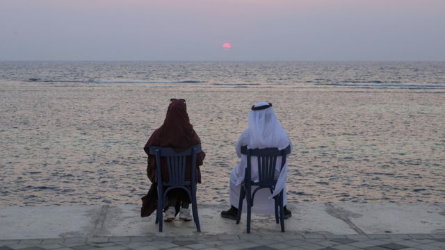 زوجی عربستانی در ساحل بندر جده. یکی از بزرگترین پایگاه‌های نیروی دریایی عربستان در این بندر قرار دارد