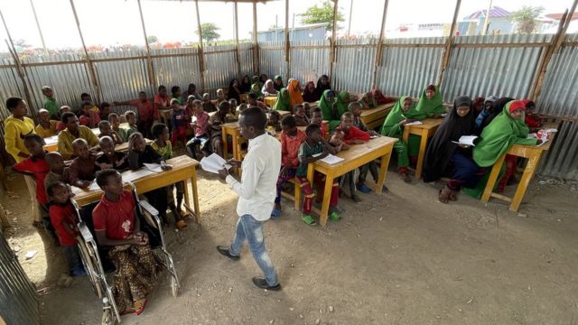 Crianças pequenas em escola na Somália