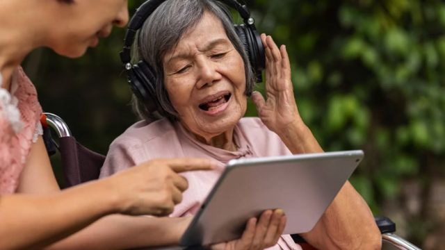Mujer mayor escuchando música