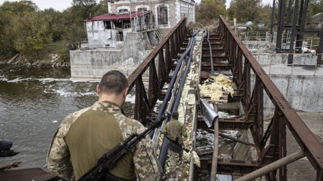 A maioria das pontes sobre o rio Dnipro foram destruídas por mísseis ucranianos