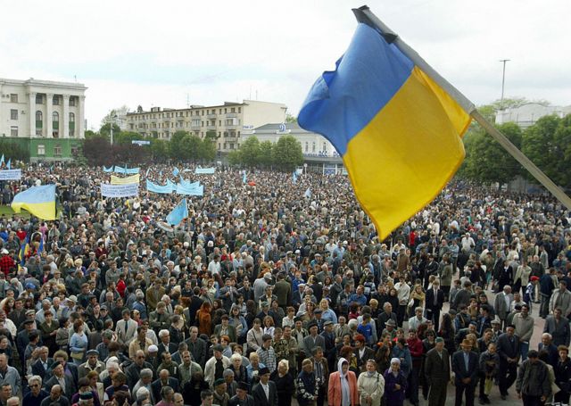 Miles de tártaros de Crimea durante una manifestación masiva en el centro de Simferópol, Crimea.