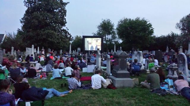 Sessão de cinema no Congressional Cemetery