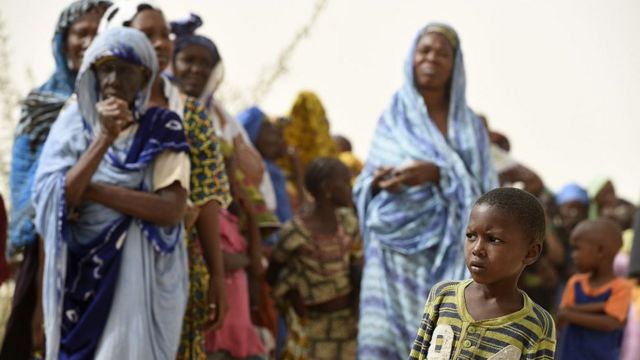 Residentes de Mali esperan para recibir atención médica por parte de las tropas francesas.