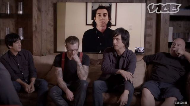 VICEのインタビューに答えるイーグルス・オブ・デス・メタル