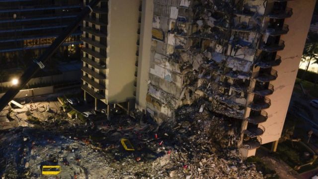 Trabajos de los equipos de emergencia tras el colapso del edificio.