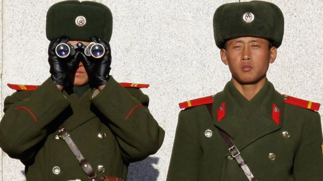 holdall Bogholder Tag ud North Korea campaigners seek USB sticks - BBC News