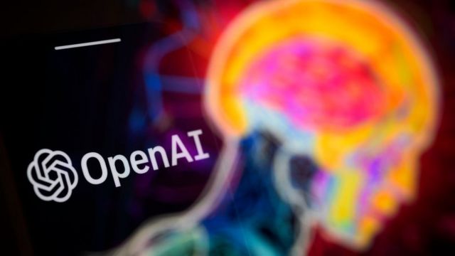 Logo OpenAI y dibujo de cerebro