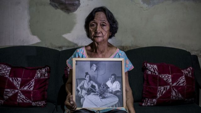 Sri Muhayati, de 75 anos, cujo pai foi executado durante a repressão