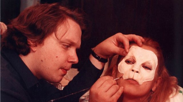 Guillermo del Toro aplicando uno de sus maquillajes fantásticos (Foto: Imcine)
