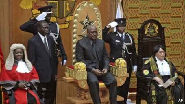John Dramani Mahama ke zaune a kujera a lokacin da ake rantsar da shi a matsayin shugaban kasa a 2012