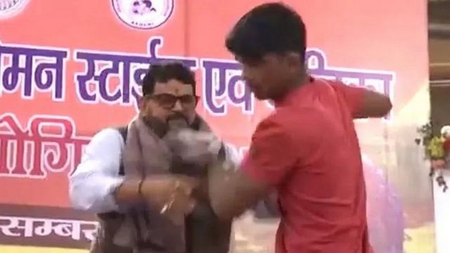 बीजेपी सांसद ने मंच पर पहलवान को जड़ा थप्पड़