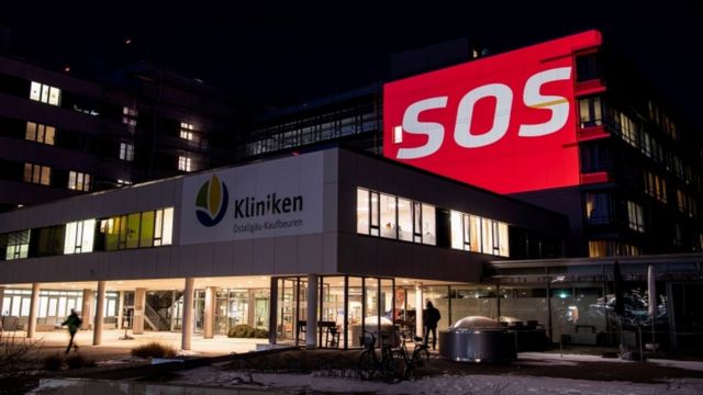 Almanya'da bir hastane, vaka sayılarındaki artışa dikkat çekmek için dış cephesinde SOS mesajı yansıttı