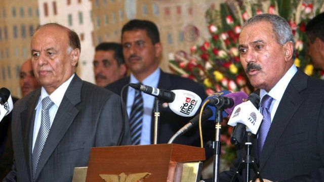 عبدربه منصور هادی (چپ) و علی عبدالله صالح (راست) در مراسمی در کاخ ریاست جمهوری در صنعا، یمن (۲۷ فوریه ۲۰۱۲) سخنرانی کردند
